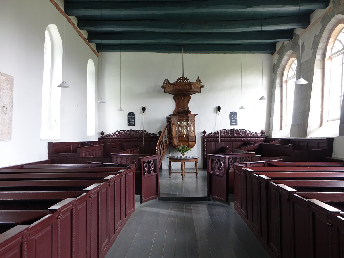 Eenum, Innenraum der niederl. Ref. Kirche, Kanzel von 1654 (27.07.2017)