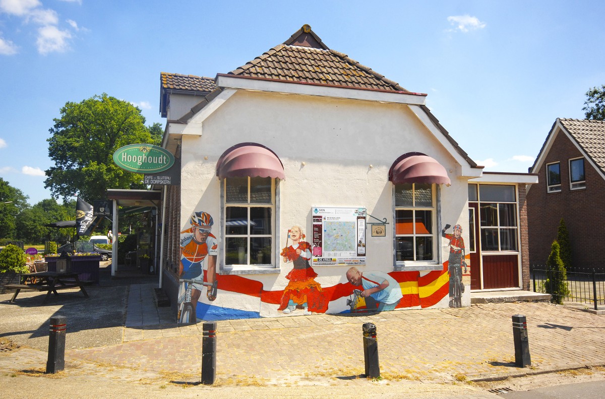 Eetcaf Slijterij De Dorpskern in Hijken (Niederlande). Aufnahme: Mai 2011.