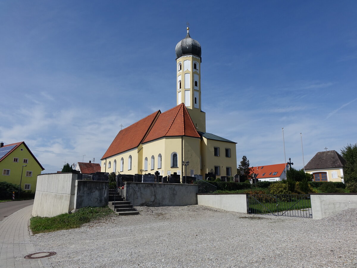 Egenburg, kath. Pfarrkirche St. Stephan, Saalbau mit nrdlicher Seitenkapelle, erbaut 1707, Seitenkapelle von 1740, Langhaus nach Westen im 19. Jahrhundert verlngert (13.09.2015)