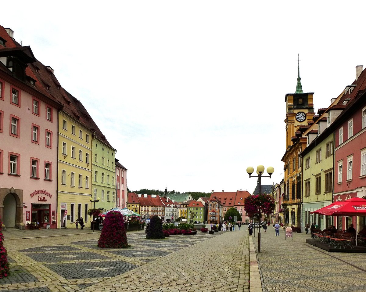 Eger (Cheb), Blick ber den Marktplatz, rechts der Rathausturm, Aug.2014