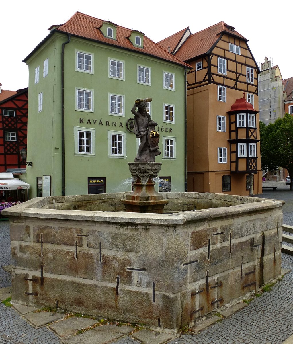 Eger (Cheb), der historische Herkulesbrunnen auf dem unteren Marktplatz, Aug.2014