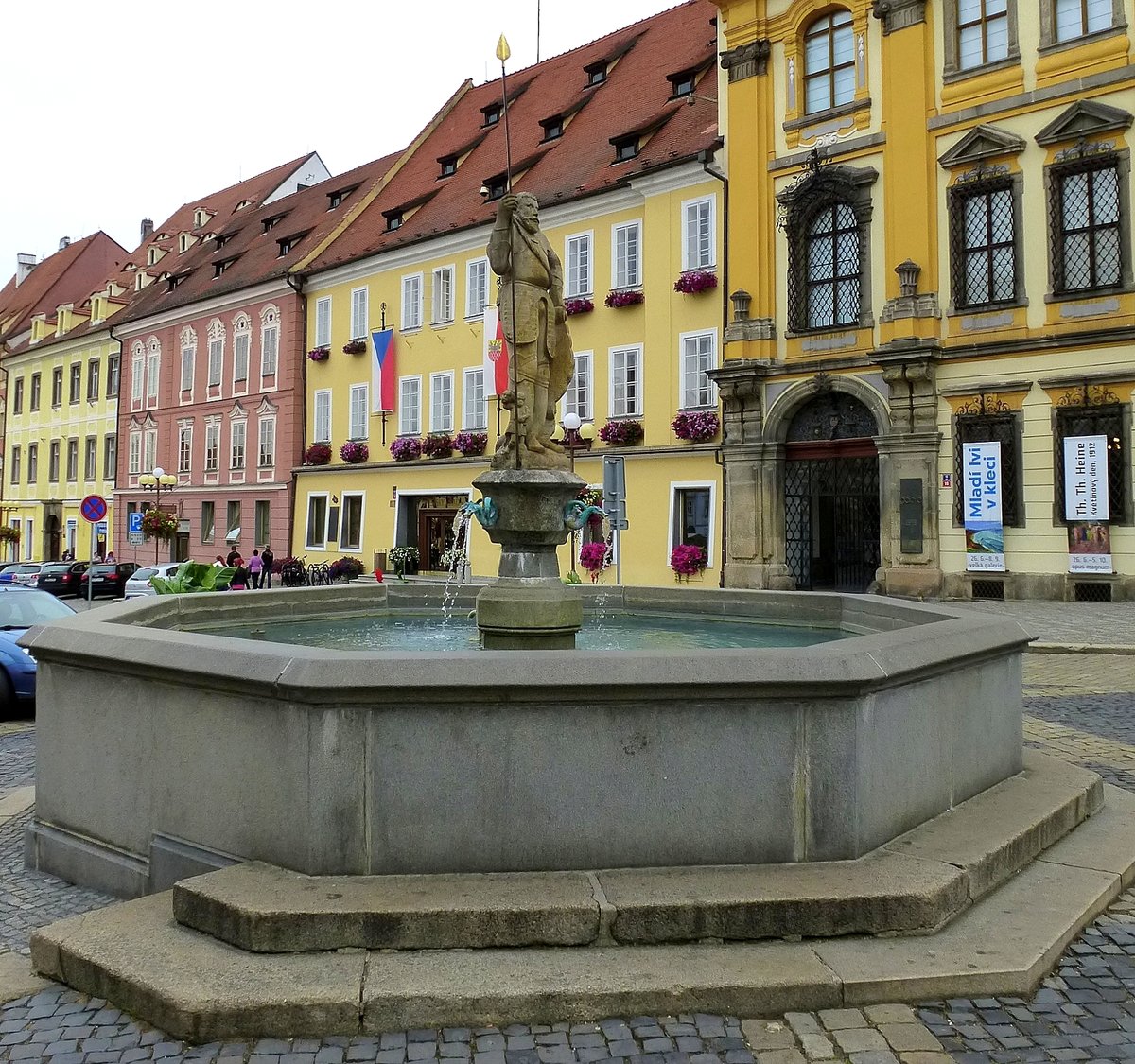 Eger (Cheb), der historische Rolandsbrunnen am oberen Marktplatz, Aug.2014