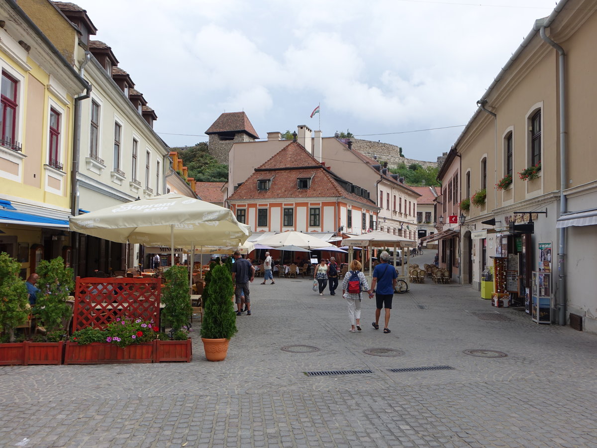 Eger, Huser und Cafes am Kis Dobo Ter mit Blick auf die Burganlage (04.09.2018)