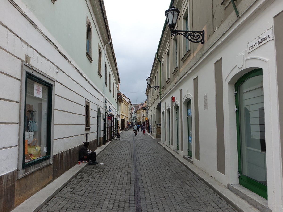 Eger, historische Gebude in der Szent Janos Utca (04.09.2018)