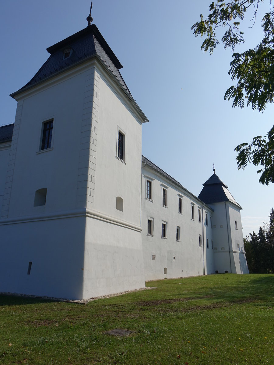 Egervar, Renaissancefestung mit Ecktrmen des Grafen Nadasdy, erbaut von 1544 bis 1569, heute Hotel (29.08.2018)