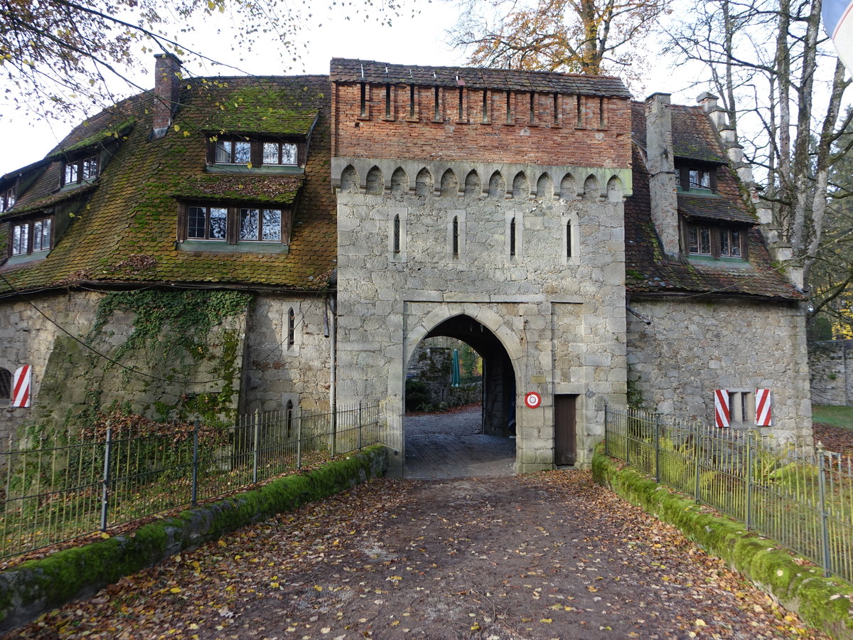 Egg, Torhaus zum Schloss, Natursteinbau mit neugotischem Staffelgiebel (04.11.2017)