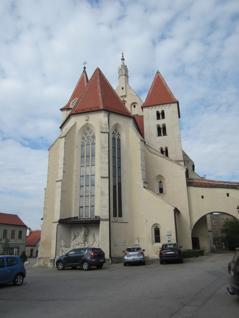 Eggenburg, Pfarrkirche St. Stephanus, sptgotisches Langhaus von 1340, hochgotischer Chor, romanische Osttrme (20.04.2014)