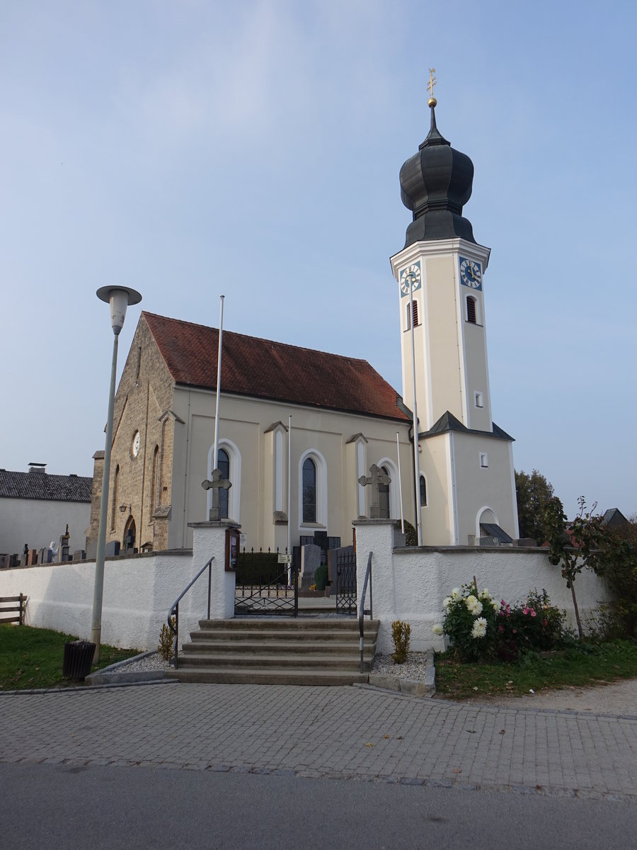 Egglfing, sptgotische Expositurkirche St. Michael, erbaut im 15. Jahrhundert, erweitert 1859 (20.10.2018)