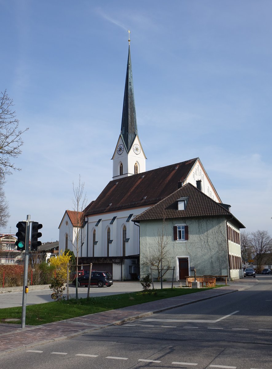 Eggsttt, Pfarrkirche St. Georg, Saalbau mit Satteldach, Sdturm mit Spitzhelm, neugotisch, erbaut von 1866 bis 1868 nach Plnen von Johann Markgraf (02.04.2017)