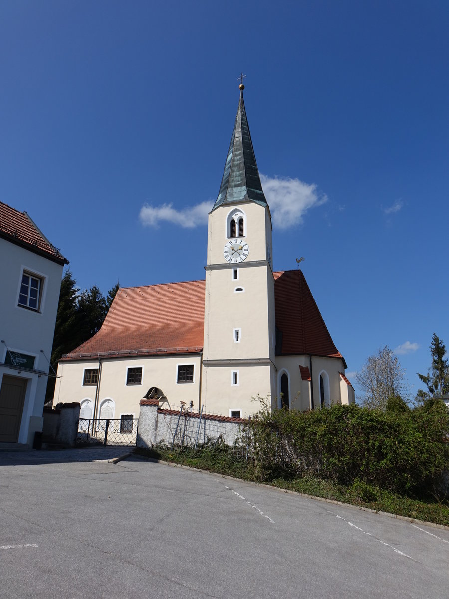 Eggstetten, katholische Pfarrkirche Hl. Kreuzauffindung, einschiffiger sptgotischer Bau mit kaum eingezogenem Chor und sdseitigem Turm, erbaut 1488 (09.04.2017) 