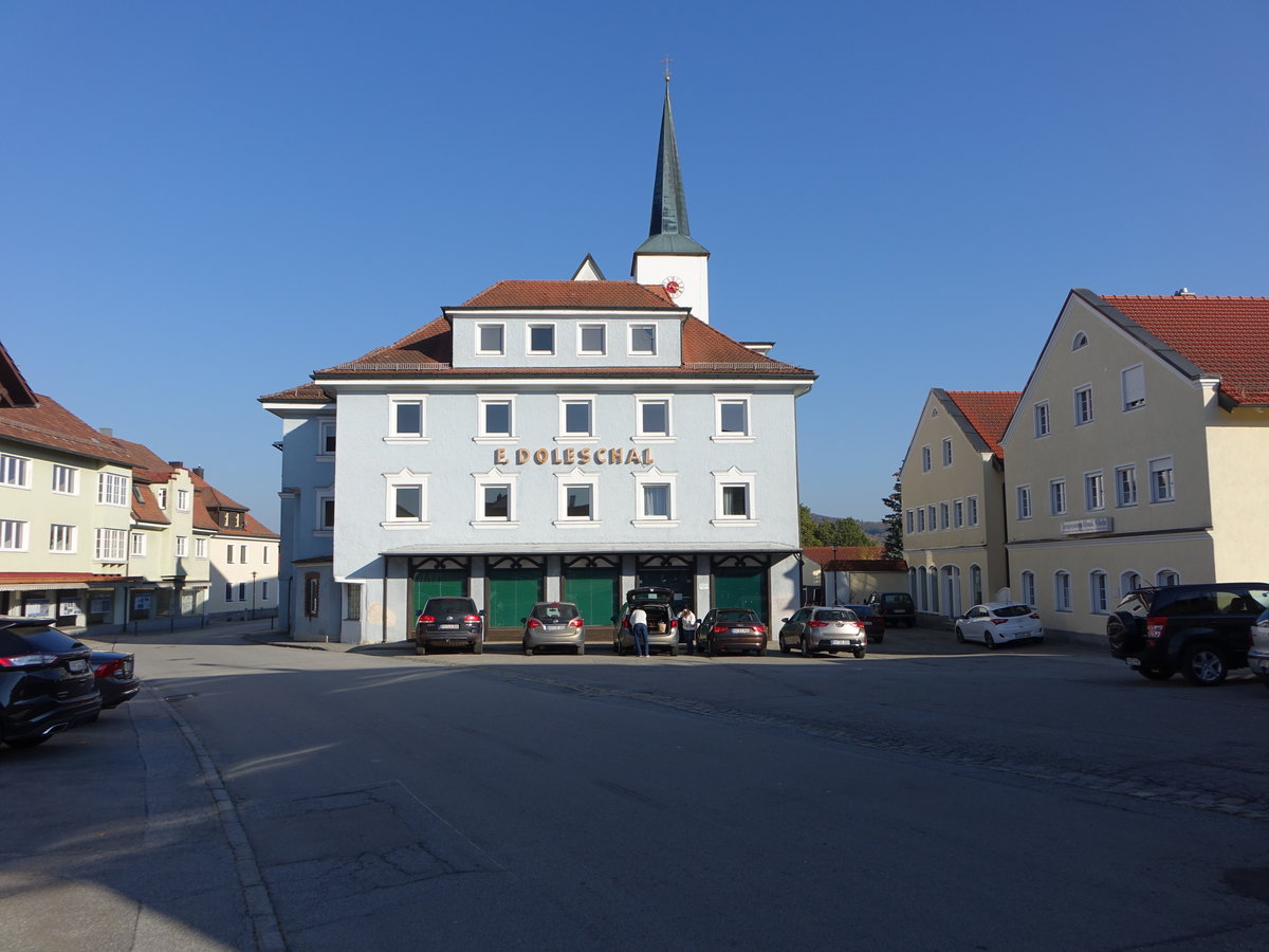 Eging am See, Huser und kath. Pfarrkirche St. gidius am Marktplatz (22.10.2018)
