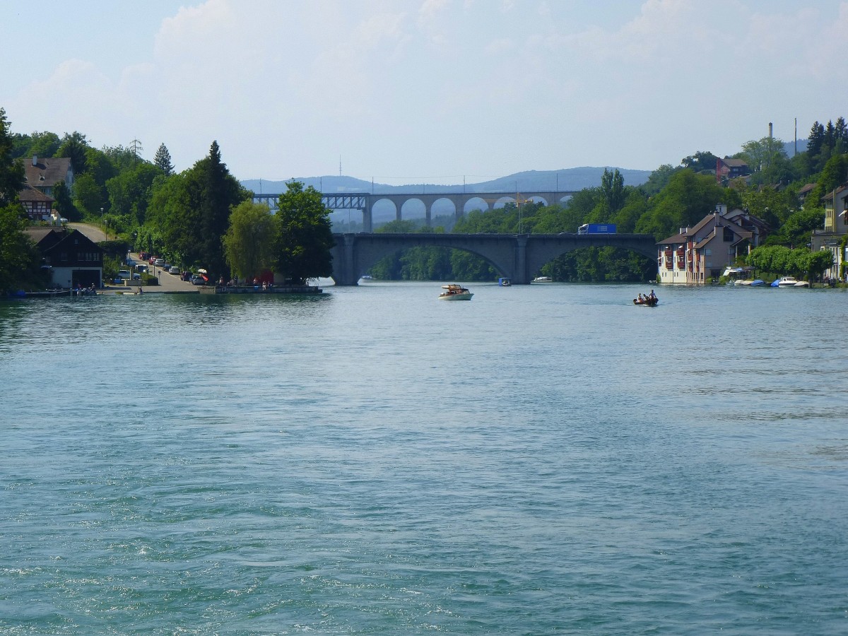 Eglisau, die Straenbrcke im Vordergrund wurde 1919 eingeweiht, die Eisenbahnbrcke dahinter wurde 1897 fertig, Aug.2013