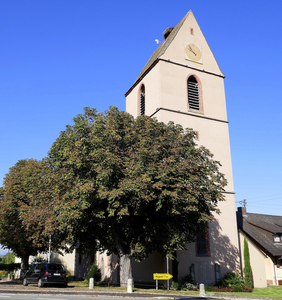 Egringen, OT von Efringen-Kirchen, die evangelische Kirche St.Gallus, Chor- und Altarweihe waren 1473, 1587 erfolgte eine Erweiterung und Ausbau, Sept.2021 