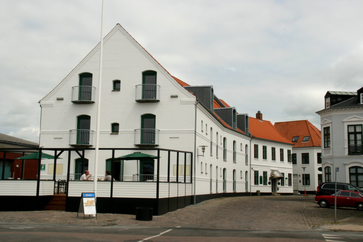 Ehemalige Speicherhuser am Hafen von Assens. Wie in vielen anderen Hafestdten auch werden die Speicheranlagen heute durch Restaurants und Hotels genutzt; 21.06.2105
