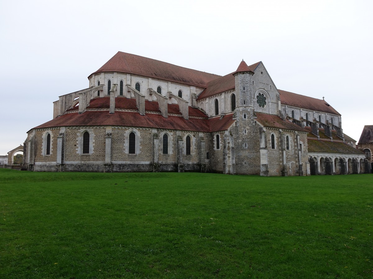 Ehemalige Zisterzienserabtei von Pontigny, gegrndet 1114 als Tochterkloser von Citeaux, Kirche erbaut von 1140 bis 1170, Chor erweitert von 1185 bis 1212 (28.10.2015)
