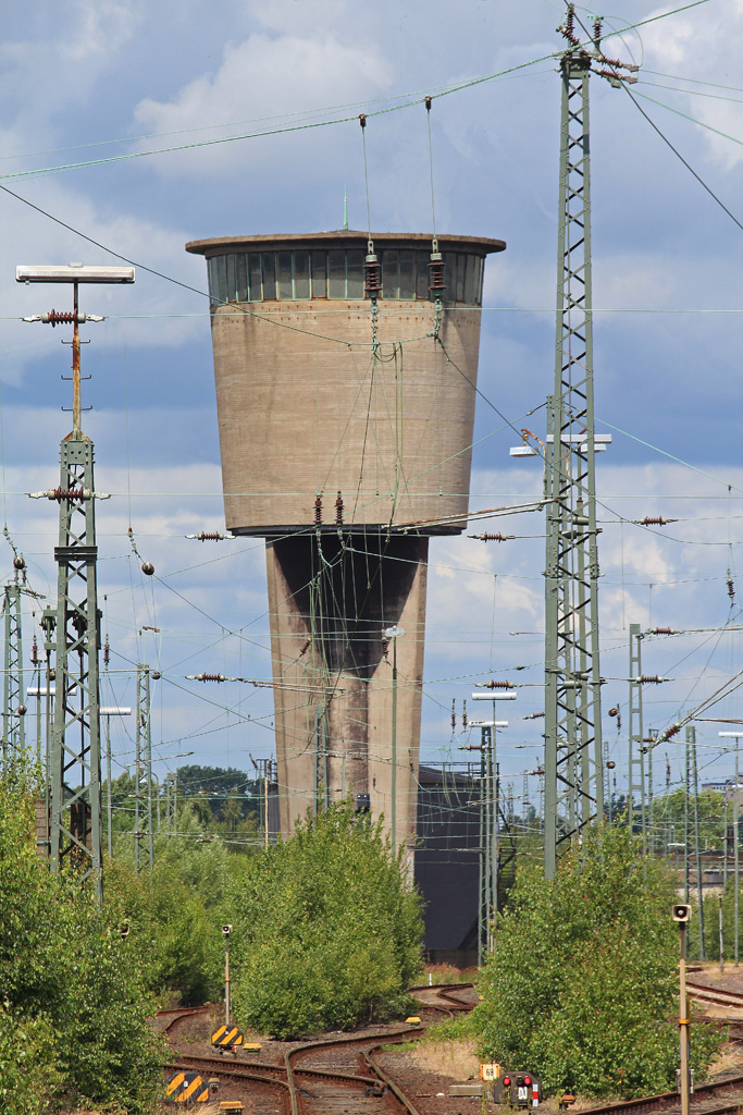 Ehemaliger Wasserturm im Bahnhof Hamburg-Altona. Leider wurde mittlerweile der Schriftzug entfernt. Wen der wohl wieder gestrt hat? Diese Aufnahme entstand am 09.07.2016 vom Bahnsteig am Gleis 10 aus.