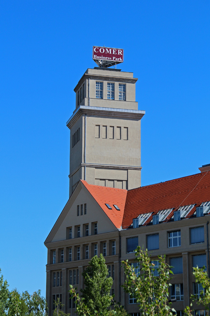 Ehemaliger Wasserturm im sog.  Peter-Behrens-Bau  in der Ostendstrae im Berliner Stadtteil Oberschneweide. Unter anderem befand sich in diesem Gebude das Werk fr Fernsehelektronik(WF)in dem ich in den 80er Jahren meine Schrippen verdient habe... 