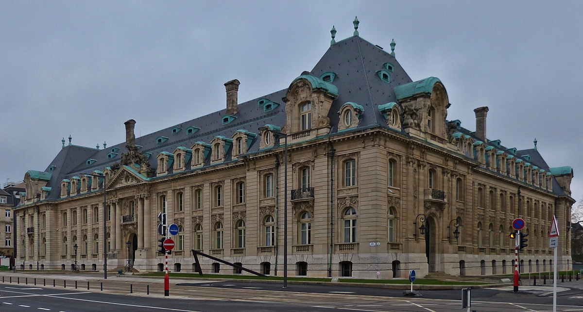 Ehemaliges Arbed-Verwaltungsgebude in der Stadt Luxemburg, erbaut 1922, gehrt heute der Sparkasse. 12.2020