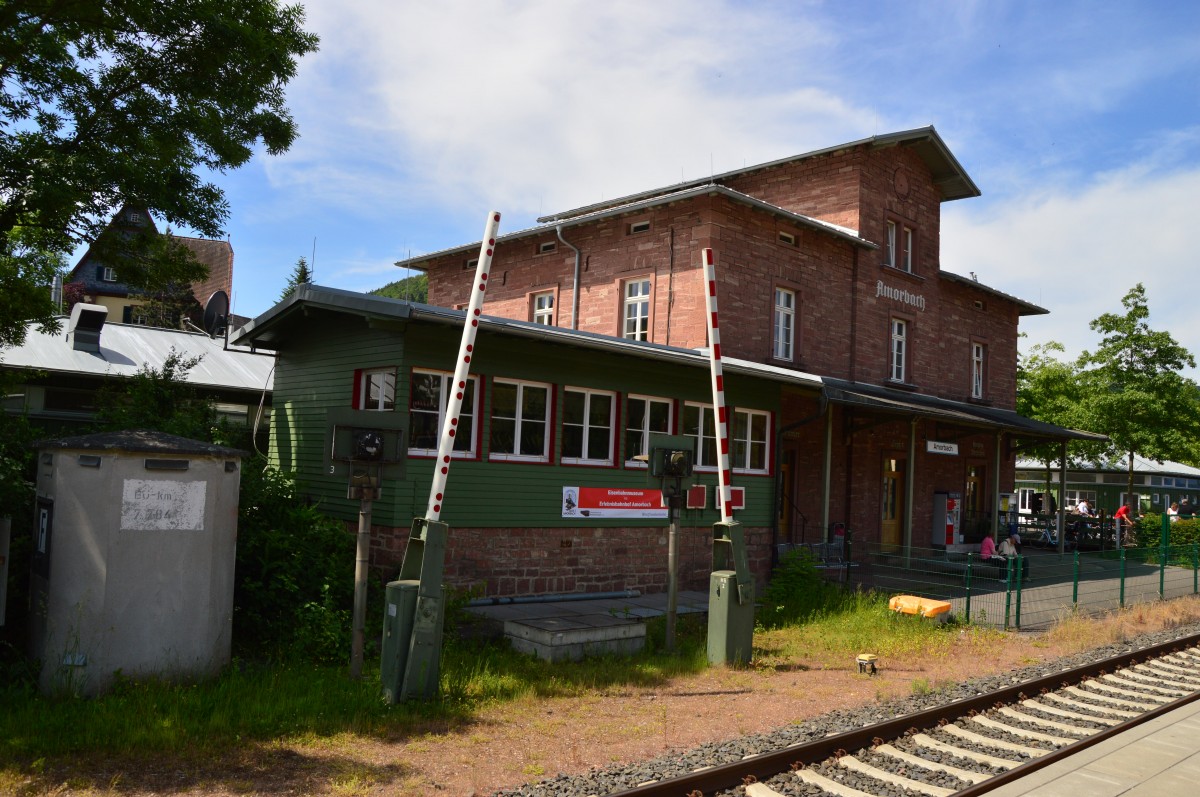 Ehemaliges Empfangsgebude des Bahnhofs Amorbach, das heute als Restaurant und als Museum fr Eisenbahngeschichte genutzt wird. 25.5.2014
