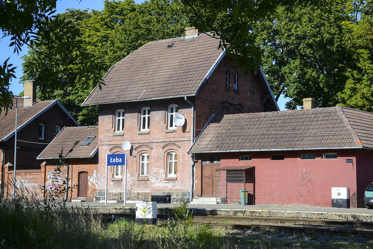 Ehemaliges Wohnhaus des Bahnhofsvorstehers in Łeba in Hinterpommern. Aufnahme: 18. August 2020.