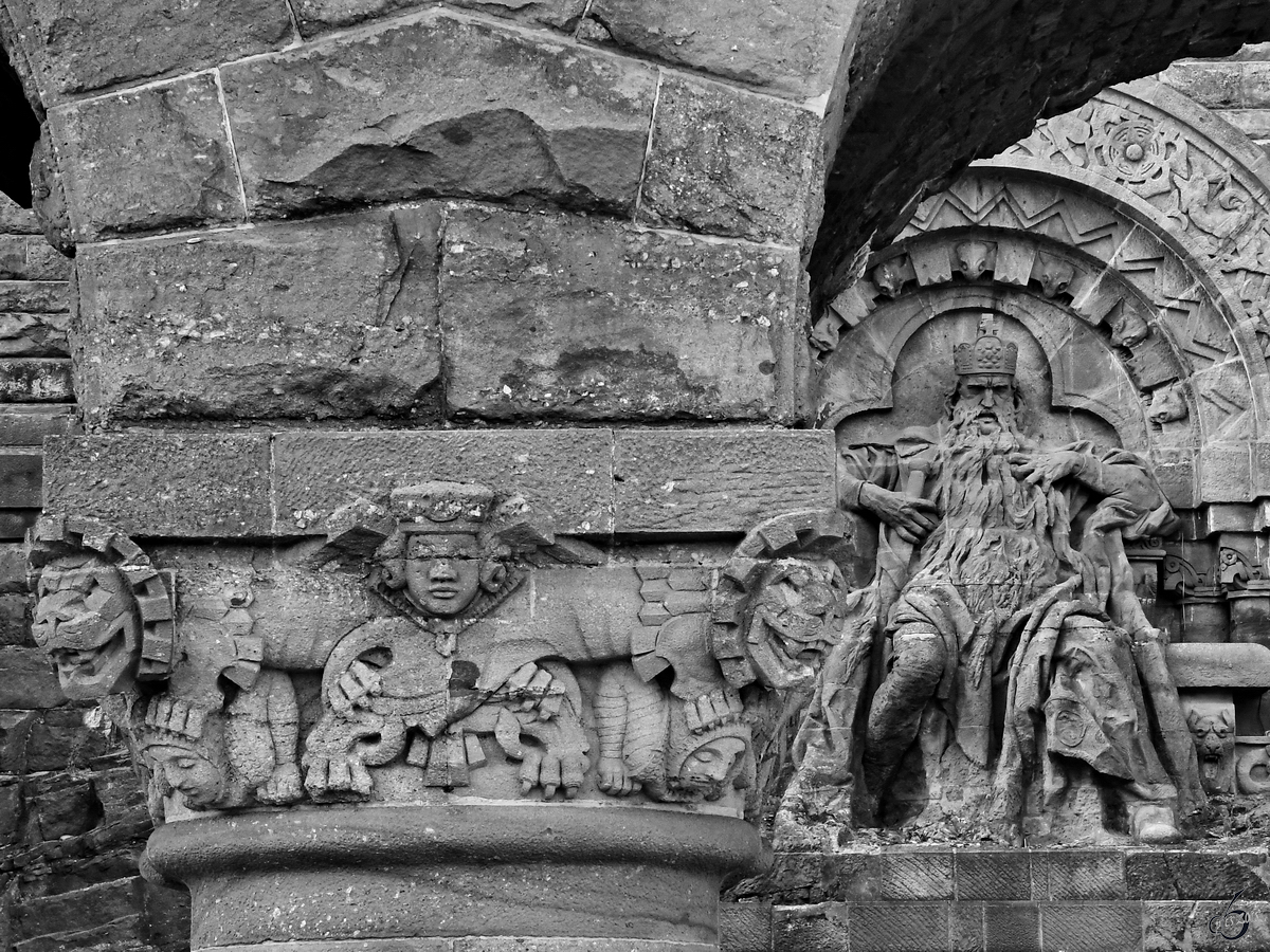 Eher aztekisch anmutende Verzierungen an einem der Chimrenpfeiler des Kyffhuserdenkmales bei Bad Frankenhausen. (September 2018) 