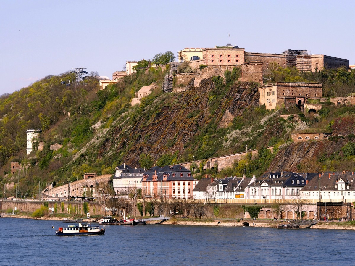 Ehrenbreitstein mit Festung und Seilbahn (15. April 2015)