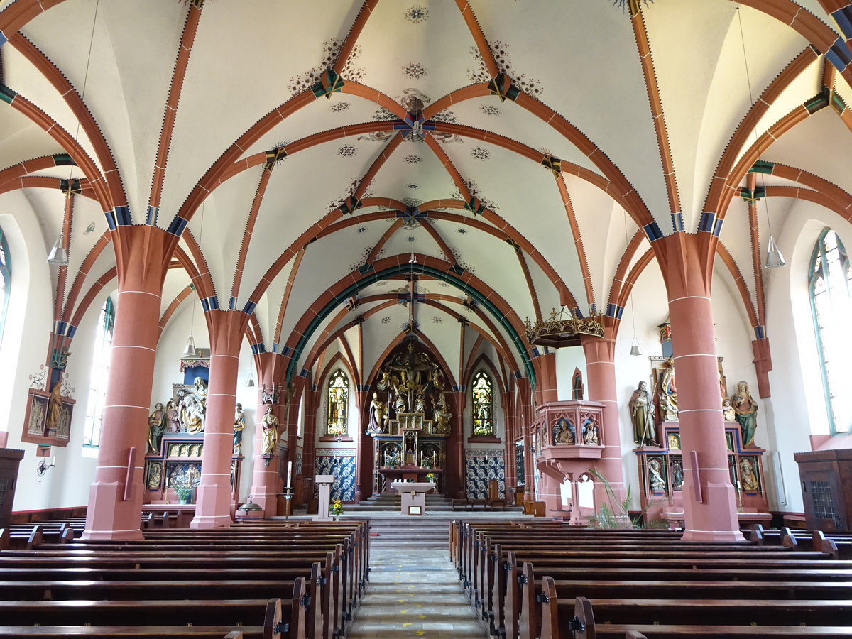 Ehrenstetten, neugotischer Innenraum mit Hochaltar der kath. St. Georg Kirche (15.08.2016)