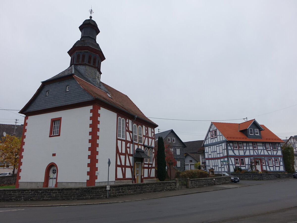 Eichelsachsen, evangelische Kirche am Kirchweg, erbaut von 1722 bis 1723, Saalbau mit dreiseitigem Schlu (30.10.2021)