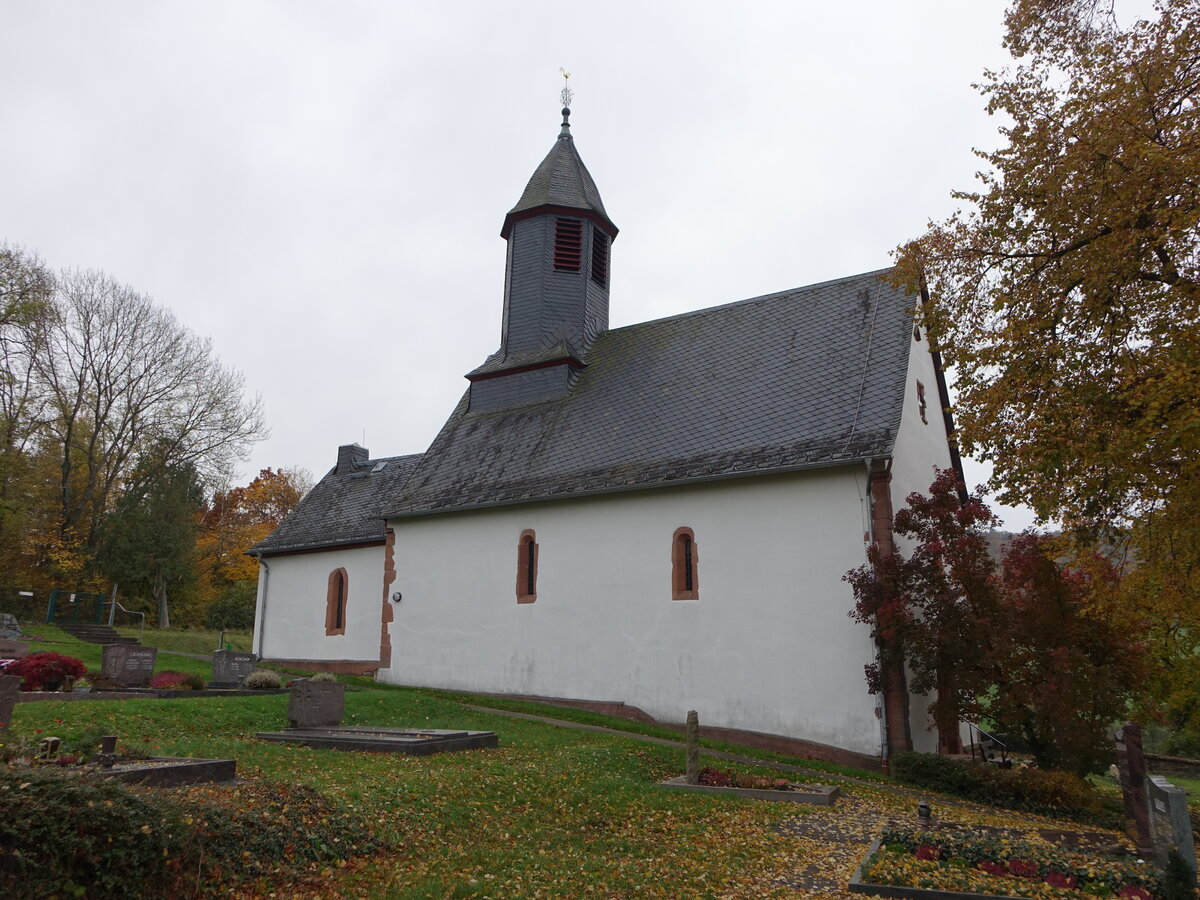 Eichelsdorf, evangelische Kirche, erbaut im 13. Jahrhundert, kleiner Saalbau mit Haubendachreiter und eingezogenem Rechteckchor (30.10.2021)