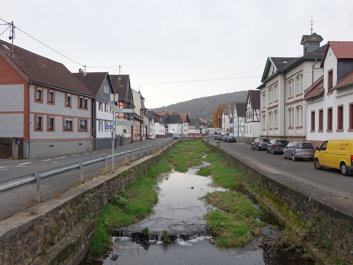 Eichelsdorf, Rathaus und Huser entlang der Eichelstrae (30.10.2021)
