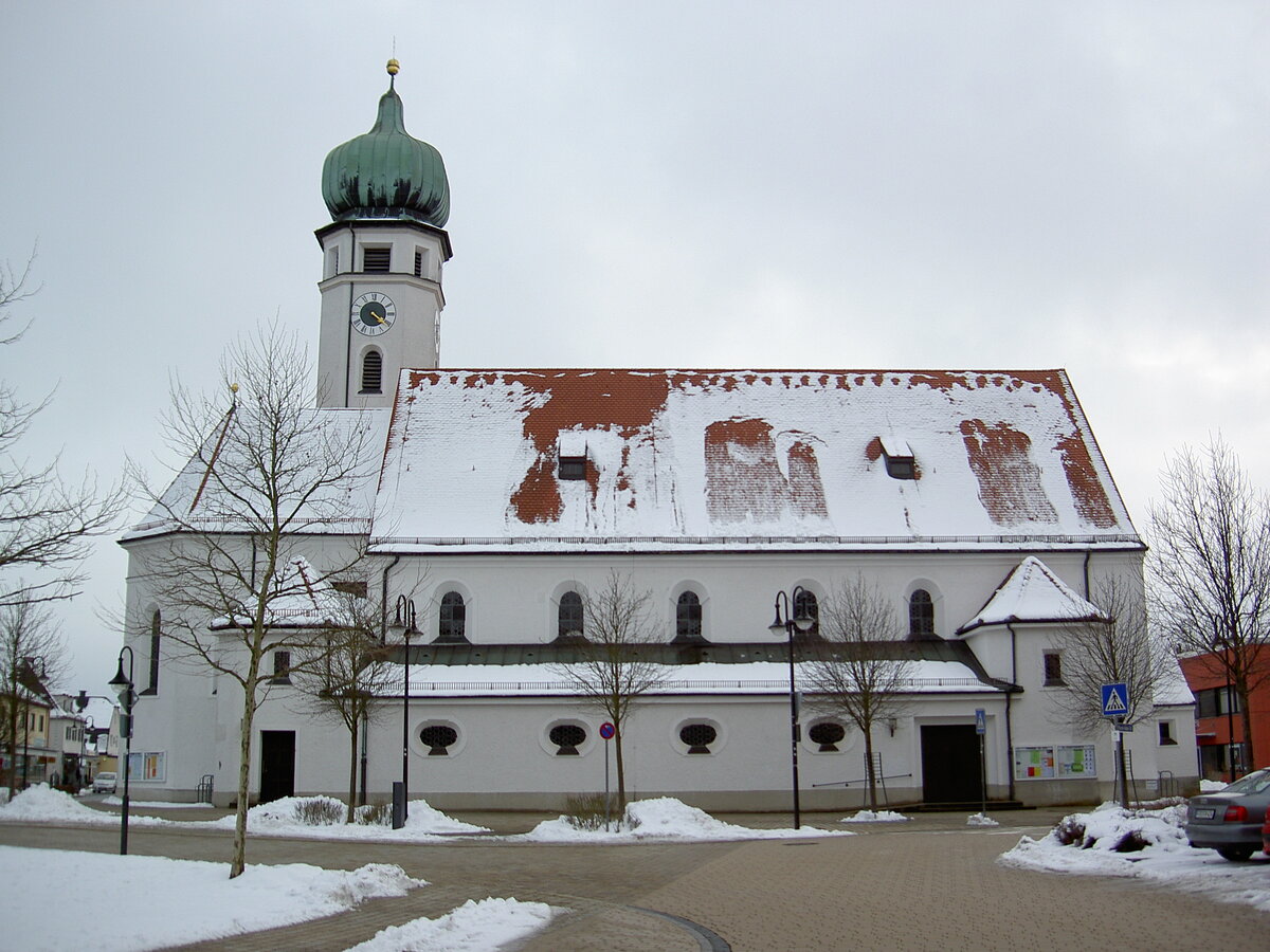 Eichenau, Pfarrkirche zu den heiligen Schutzengeln, neubarocker Saalbau mit seitenschiffartiger Marienkapelle, erbaut bis 1926 durch Franz Huf (16.02.2013)