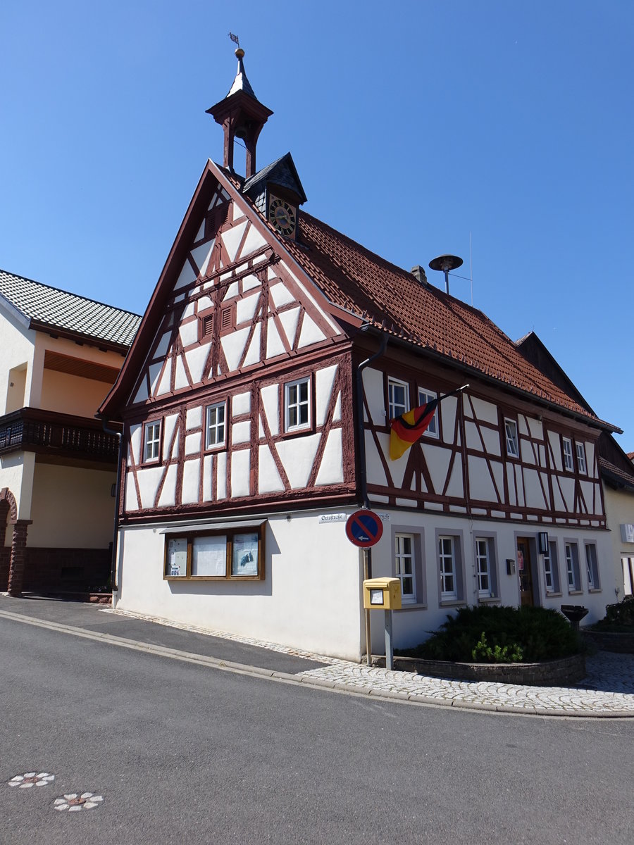 Eichenhausen, historisches Rathaus in der Lautergasse, zweigeschossiger giebelstndiger Satteldachbau, erbaut im 18. Jahrhundert (07.07.2018)