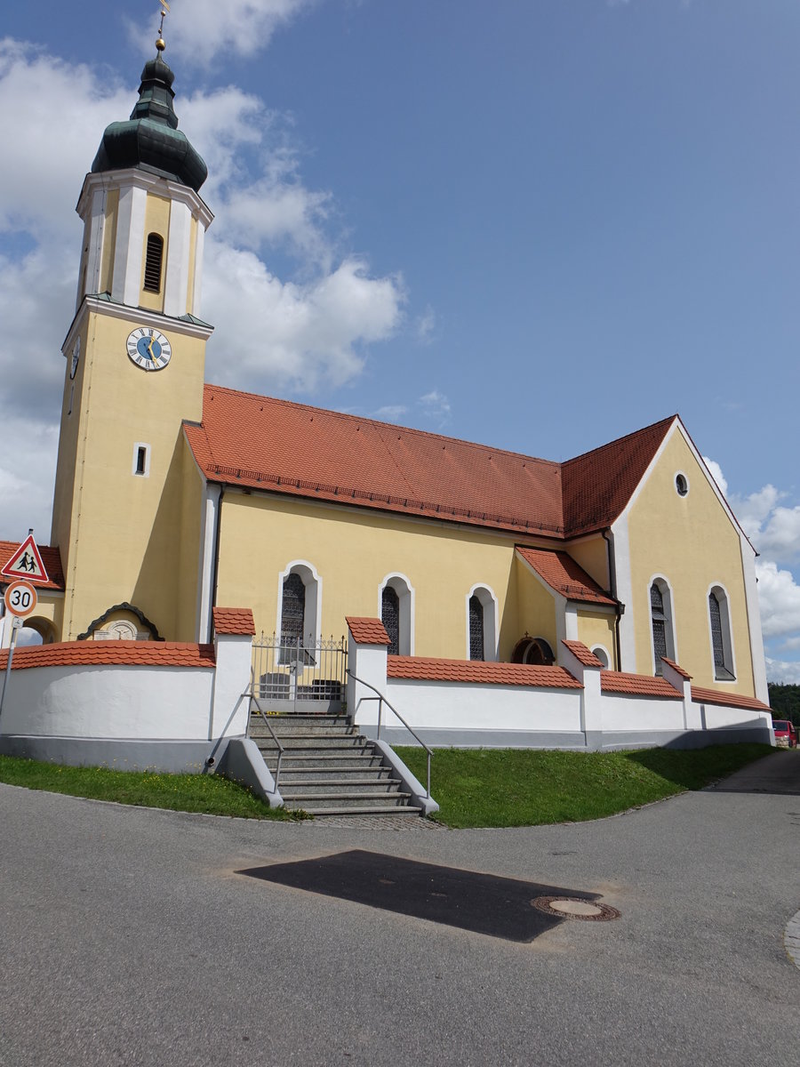 Eichenhofen, kath. Pfarrkirche St. Nikolaus, Saalbau mit Querhaus und halbrunder Apsis, Kirchturm und Langhaus erbaut von 1716 bis 1717, Querhaus und Chor erbaut 1906 (20.08.2017)