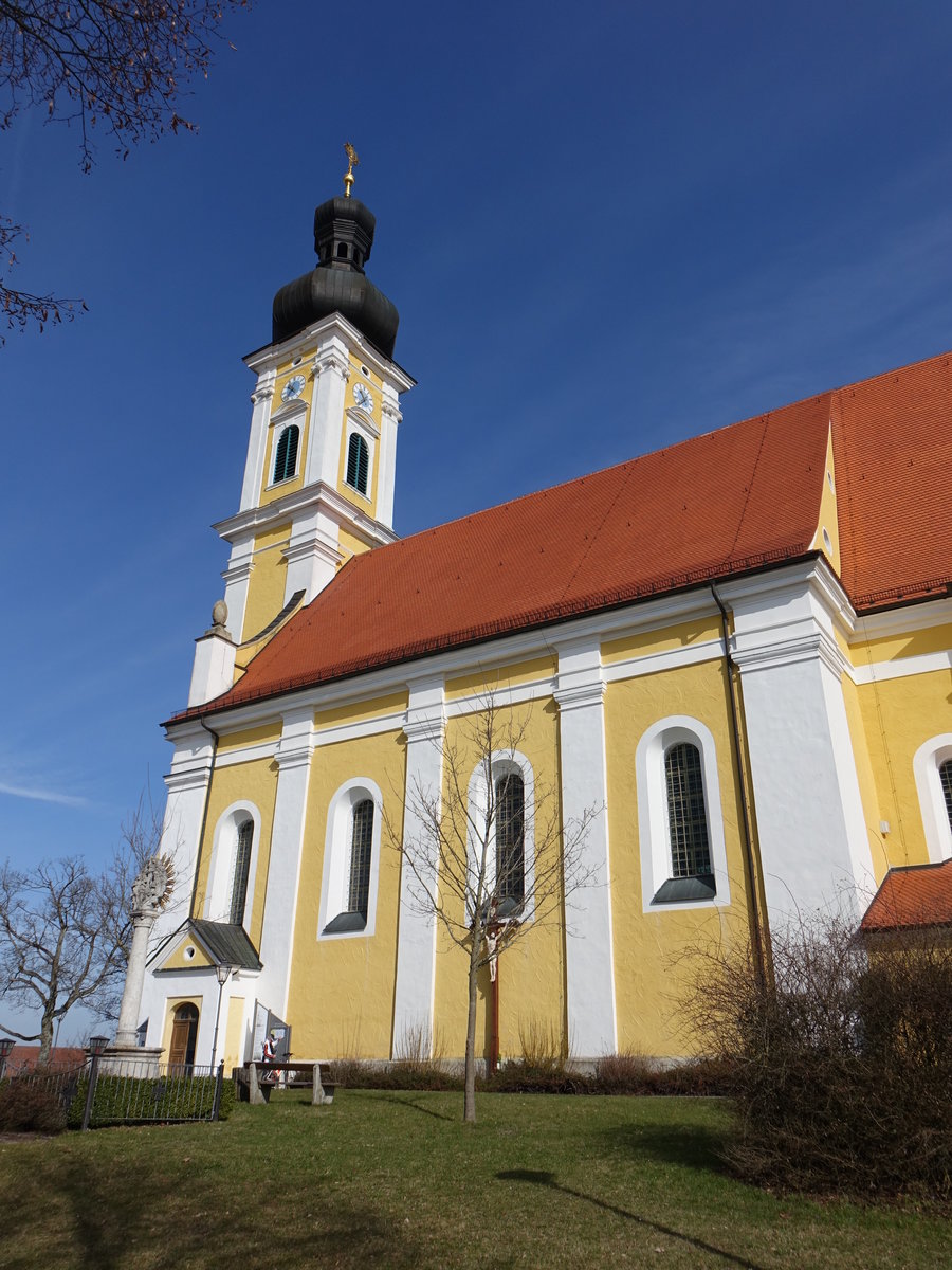 Eichlberg, katholische Pfarr- und Wallfahrtskirche zur Hl. Dreifaltigkeit, Wandpfeilerbau mit eingezogenem Chor, Fassadenturm mit Zwiebelhaube, Pilastergliederungen und Hausteinportal, 1711 von Johann Baptist Camesina an Wallfahrtskapelle von 1697 angebaut (25.03.2017)