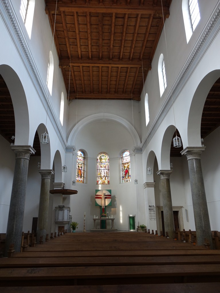 Eichsttt, Innenraum der Ev. Erlserkirche, Glasfenster von Karl de Bouche  (23.08.2015)