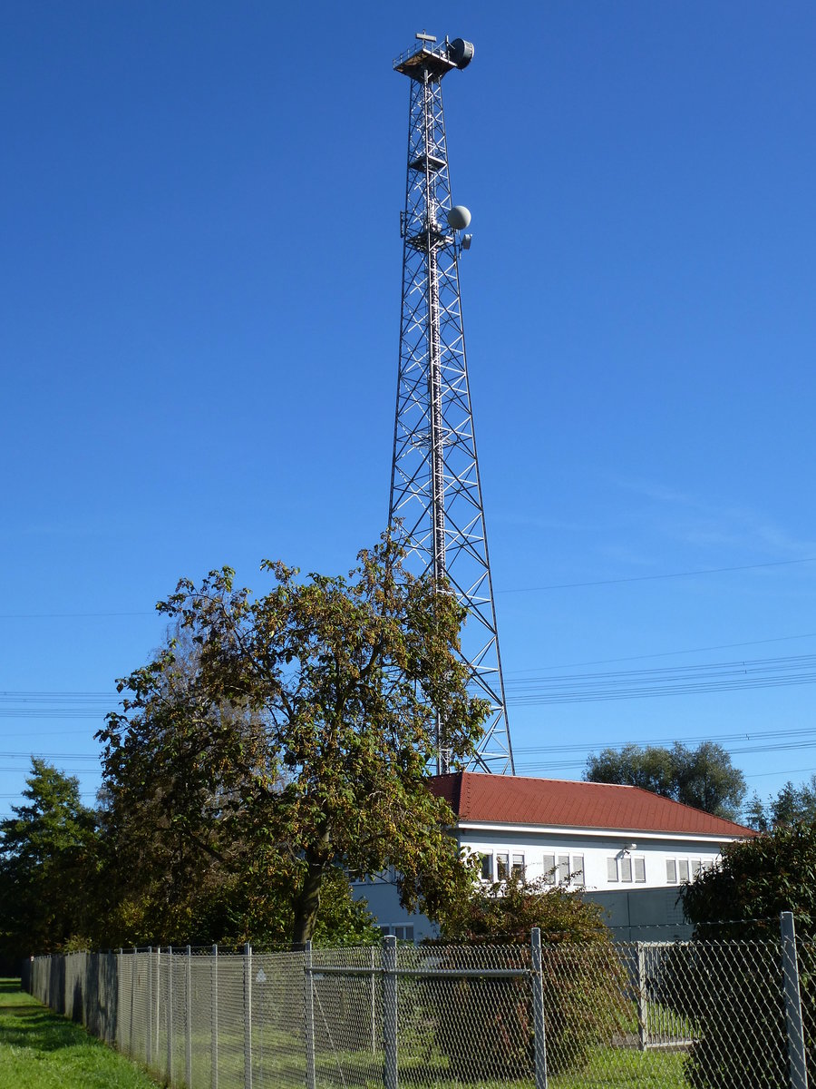 Eichstetten am Kaiserstuhl, ein Sendemast am Ortsrand, Okt.2014