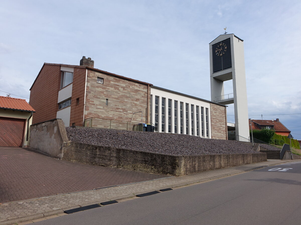 Eidenborn, Pfarrkirche St. Peter, erbaut von 1962 bis 1964 durch Anton Laub (15.07.2023)