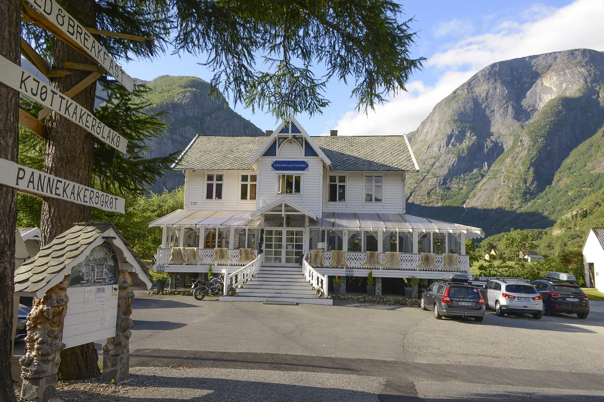 Eidfjord Gjestgiveri (deutsch: Gasthof), vre Eidfjord, Hordaland Fylke, Norwegen.
Aufnahme: 7. Juli 2018.