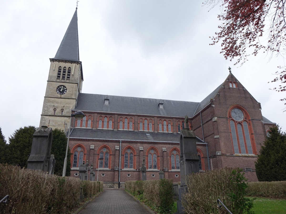 Eigenbilzen, neugotische St. Ursula Kirche, erbaut von 1908 bis 1910 durch M. Christiaens, gotischer Turm aus dem 14. Jahrhundert (25.04.2015)