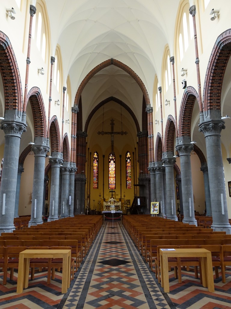 Eigenbilzen, neugotischer Innenraum der Pfarrkirche St. Ursula (25.04.2015)