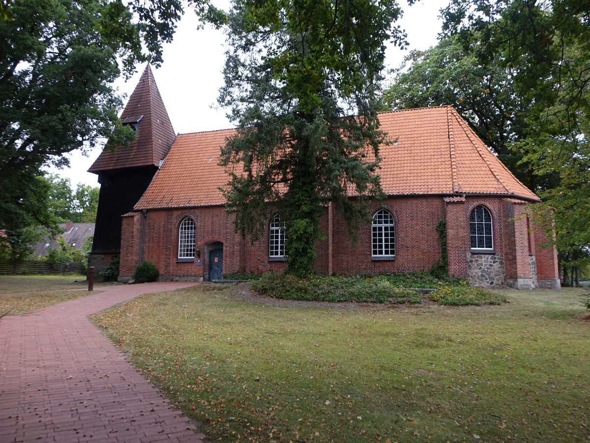 Eimke, evangelische St. Marien Kirche, erbaut im 14. Jahrhundert aus Feldsteinen (26.09.2020)