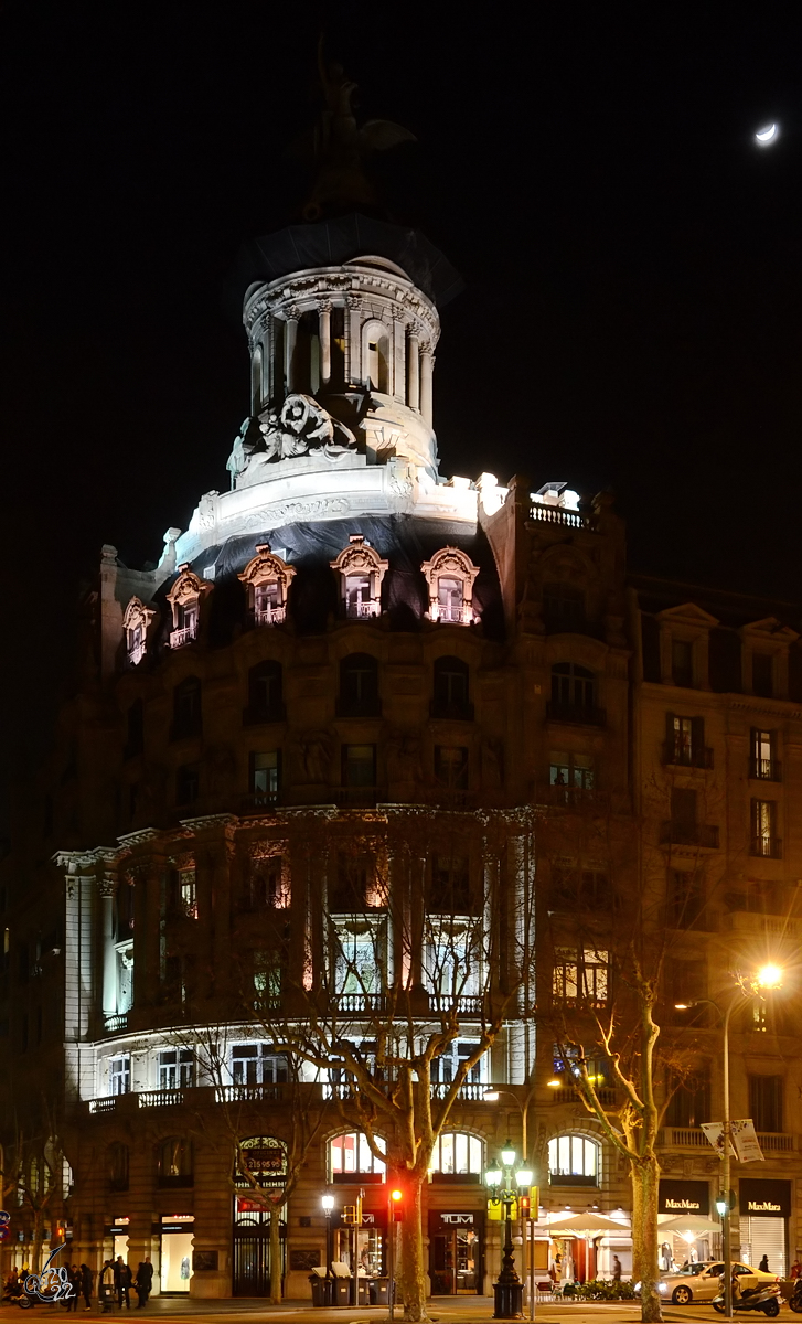 Ein von 1927 bis 1931 im Stil des akademischen Monumentalismus gebautes Eckhaus (Edifici de la Uni i el Fnix) an der Psseig de Grcia in Barcelona. (Februar 2012)