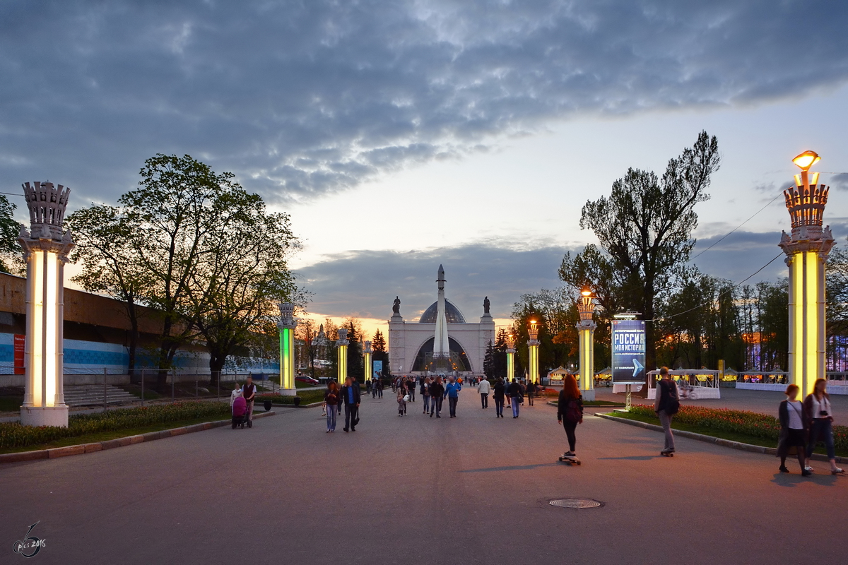 Ein abendlicher Spaziergang durch die Ausstellung Errungenschaften der Volkswirtschaft (WDNCh) in Moskau. (Mai 2016)