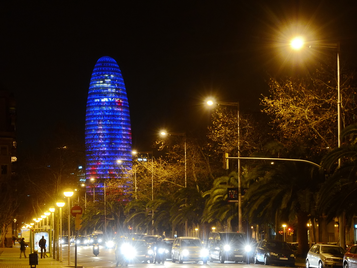 Ein abendlicher Spaziergang im Februar 2012 auf einer der bedeutendsten und bekanntesten Straen Straen von Barcelona, die Avinguda Diagonal. Im Hintergrund der er in den Jahren 2001 bis 2004 erbaute Glories-Turm (Torre Glries).