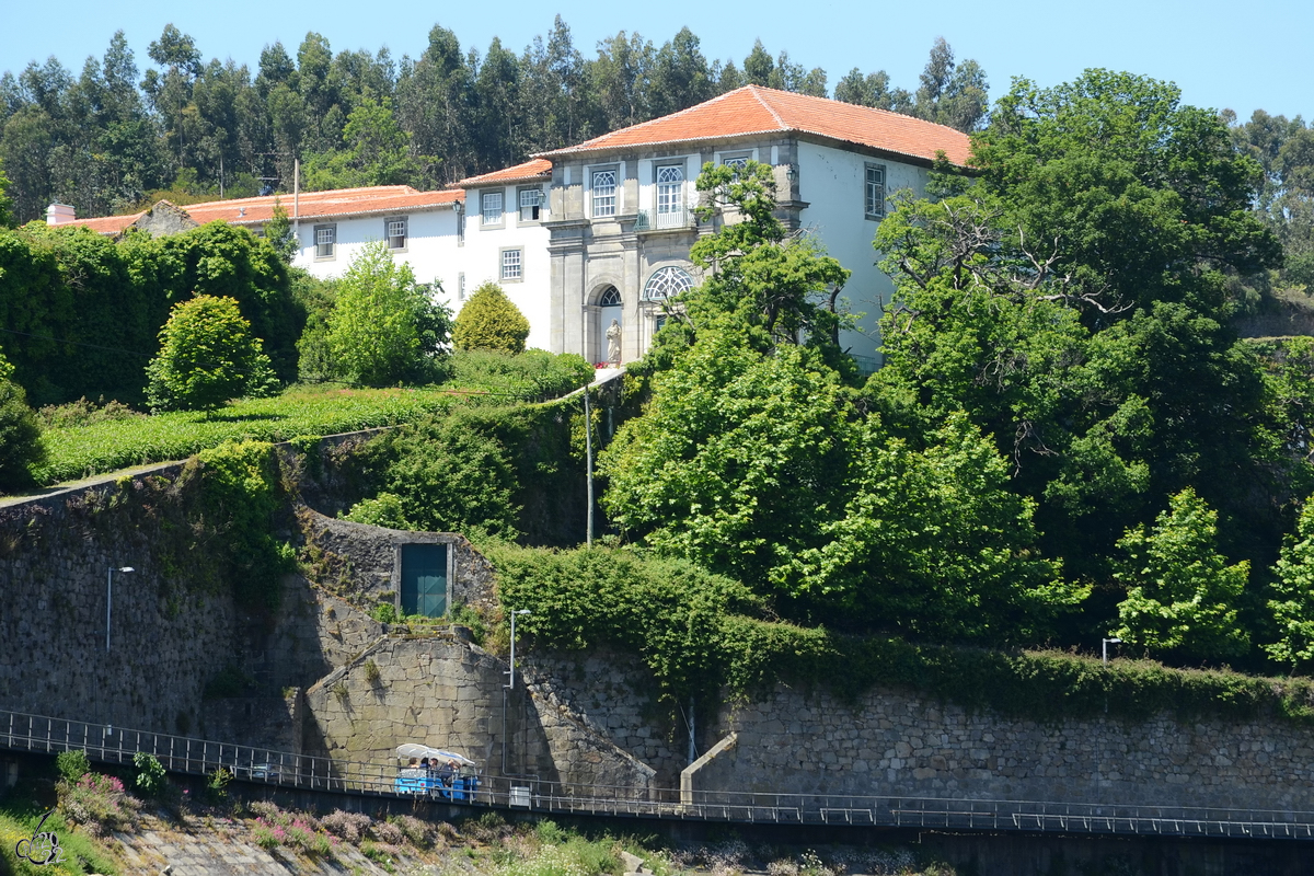 Ein alte Villa auf den Hgeln von Porto. (Mai 2013)
