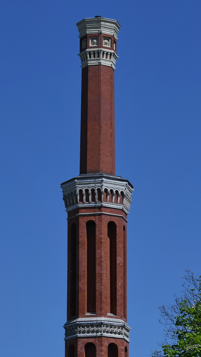 Ein alter Fabrikschornstein, gesehen Ende April 2018 in Berlin.