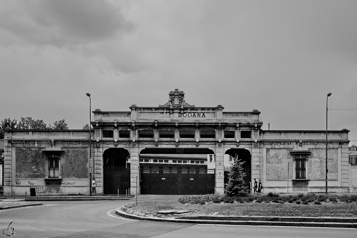 Ein altes Portal, hinter dem sich die italienische Akzisen-, Staatsmonopol- und Zollverwaltungsbehrde befindet. (Mailand, Juni 2014)