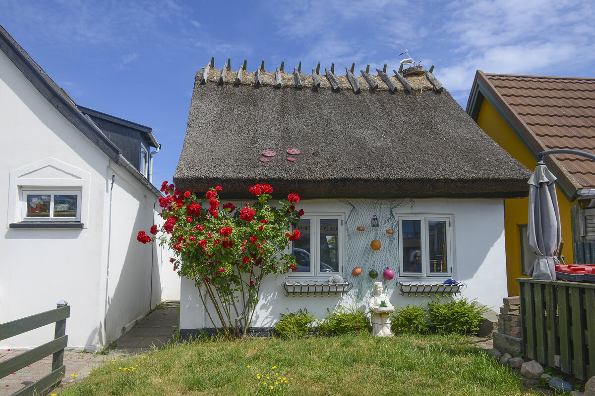 Ein altes strohgedecktes Fischerhaus in Gilleleje, Nordseeland. Aufnahme: 23. Juni 2023.