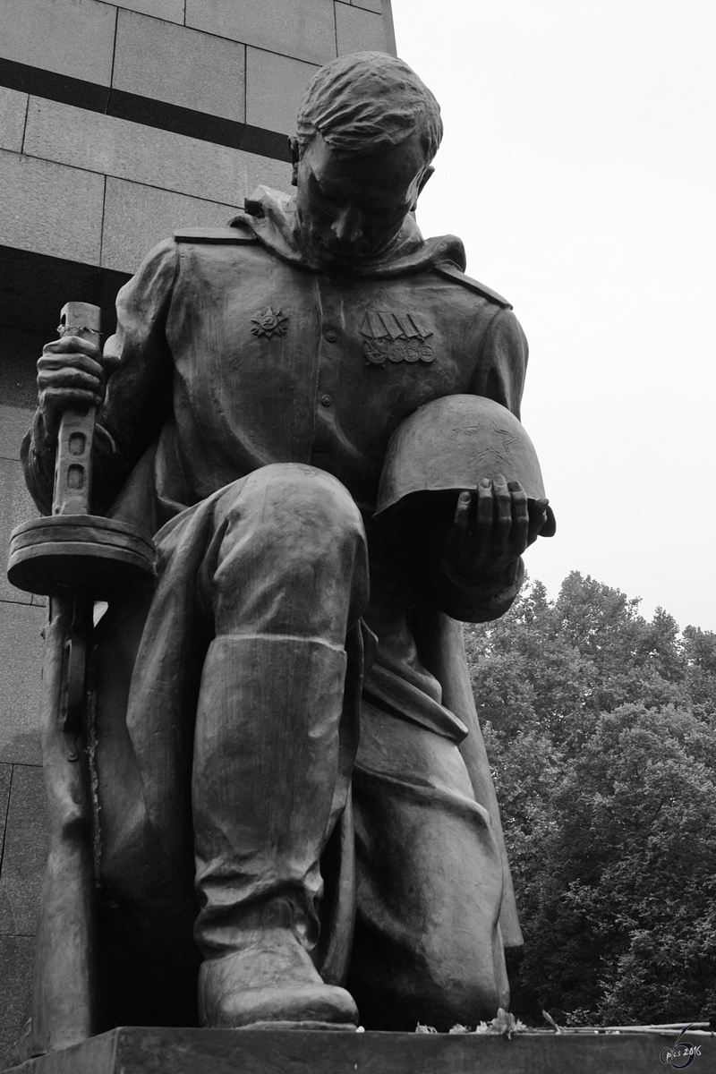 Ein am Mittelportal kniender Soldat als Bestandteil des Sowjetischen Ehrenmales im Treptower Park. (Berlin, Oktober 2013)