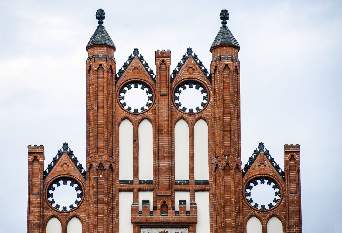 Ein Ausschnitt der Fassade vom neugotischen Rathauses in Słupsk (Stolp) in Hinterpommern. Aufnahem: 22. August 2020.